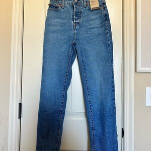 NWT Straight Wedgie Levi Size 25
